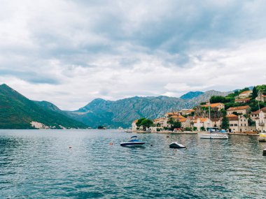 Ahşap tekneler su. Kotor Körfezi içinde Karadağ. Ma
