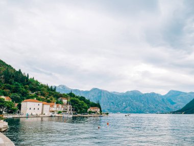 Eski şehir, Perast Kotor Koyu'ndaki, Karadağ kıyısında. İnci