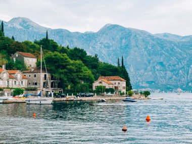 Eski şehir, Perast Kotor Koyu'ndaki, Karadağ kıyısında. İnci