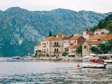 Eski şehir, Perast Kotor Koyu'ndaki, Karadağ kıyısında. İnci
