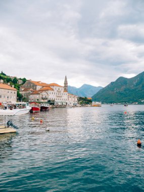 Eski şehir, Perast Kotor Koyu'ndaki, Karadağ kıyısında. İnci