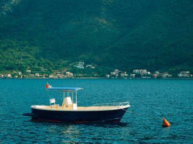 Gemi ve tekneler Kotor Körfezi