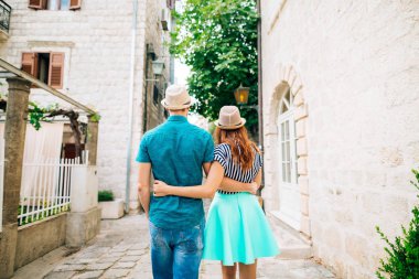 Gelin ve damat el ele tutuşuyorlar.