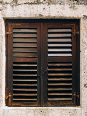 Yeşil pancurlar. Evlerin cephe