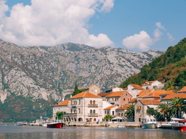 Eski şehir, Perast Kotor Koyu'ndaki, Karadağ kıyısında. İnci