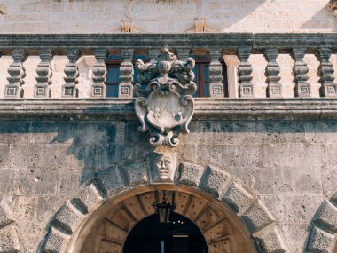 Tarihi kentin Perast duvarlarında antik heykel