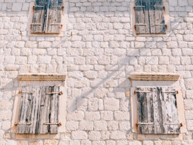 Beyaz pencere kepenkleri. Evlerin cephe