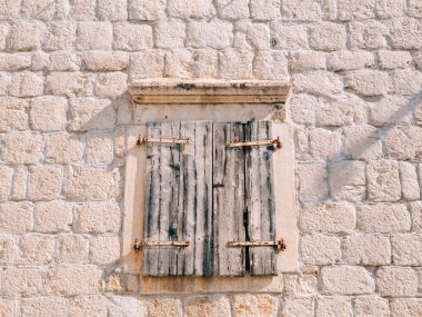 Beyaz pencere kepenkleri. Evlerin cephe