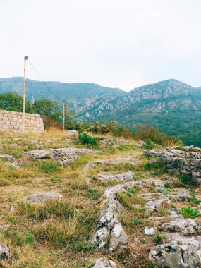 Güneş batarken sis Dağı'nda düşüyor. Masaüstü arka planı olarak güzel.