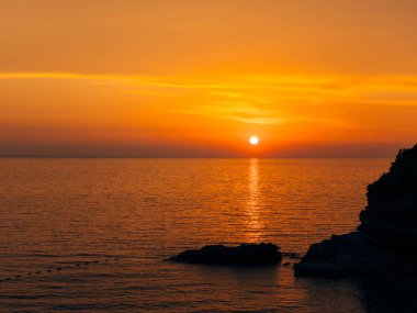Günbatımı denize. Adriyatik Denizi üzerinde gün batımı. Güneş'e oturmak yapmak
