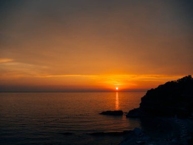 Günbatımı denize. Adriyatik Denizi üzerinde gün batımı. Güneş'e oturmak yapmak