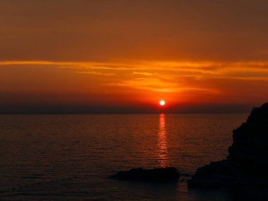 Günbatımı denize. Adriyatik Denizi üzerinde gün batımı. Güneş'e oturmak yapmak