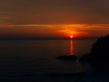 Günbatımı denize. Adriyatik Denizi üzerinde gün batımı. Güneş'e oturmak yapmak