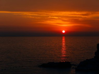 Günbatımı denize. Adriyatik Denizi üzerinde gün batımı. Güneş'e oturmak yapmak