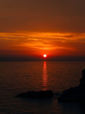 Günbatımı denize. Adriyatik Denizi üzerinde gün batımı. Güneş'e oturmak yapmak