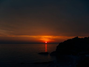Günbatımı denize. Adriyatik Denizi üzerinde gün batımı. Güneş'e oturmak yapmak