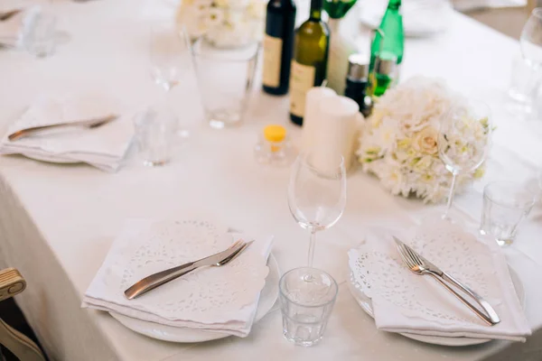 Plates at the wedding banquet. Table setting. Wedding decoration — Stock Photo, Image