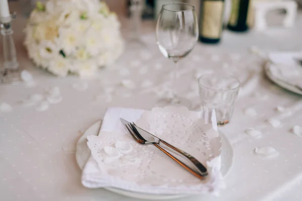 Przekąski na przyjęcie weselne. Nakrycie stołu. Dekoracje ślubne — Zdjęcie stockowe