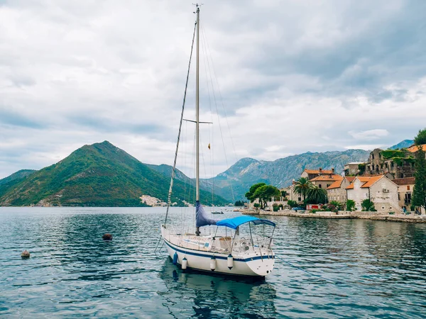 Veleiro na antiga cidade de Perast, na Baía de Kotor, Monteneg — Fotografia de Stock