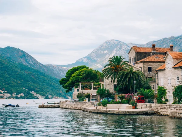 El casco antiguo de Perast en la orilla de la bahía de Kotor, Montenegro. Th —  Fotos de Stock