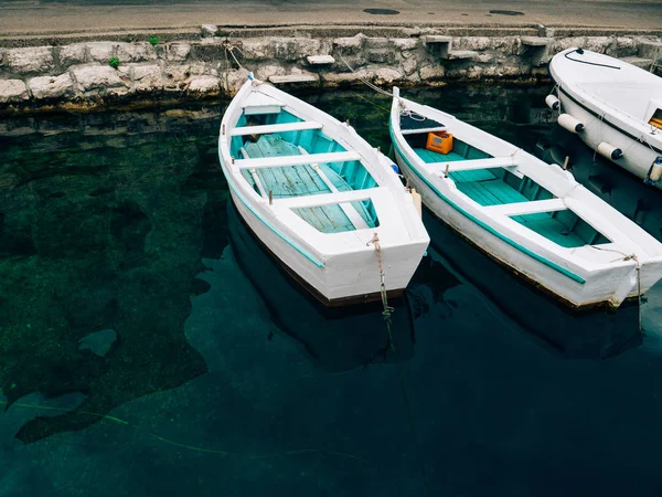 Barcos de madera en el agua. En la Bahía de Kotor en Montenegro. Ma. — Foto de Stock