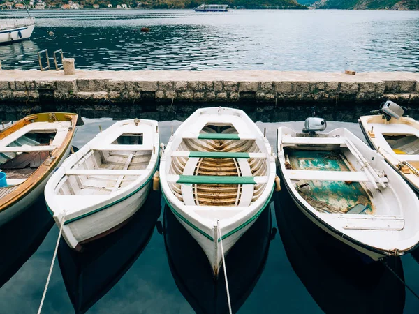 Barcos de madera en el agua. En la Bahía de Kotor en Montenegro. Ma. — Foto de Stock