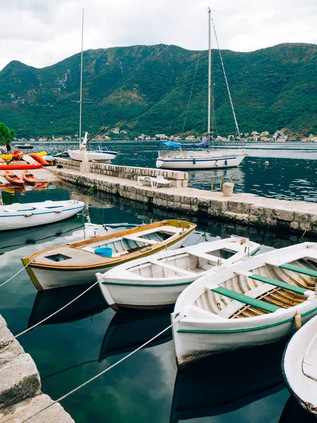 Barcos de madera en el agua. En la Bahía de Kotor en Montenegro. Ma. —  Fotos de Stock