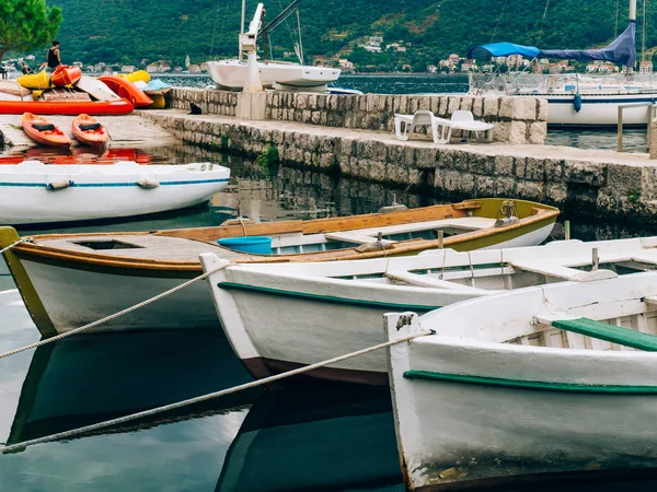 Barcos de madera en el agua. En la Bahía de Kotor en Montenegro. Ma. —  Fotos de Stock