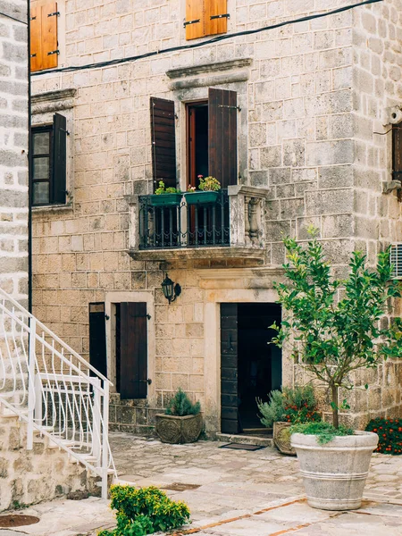 La città vecchia di Perast sulla riva della baia di Kotor, Montenegro. Th — Foto Stock