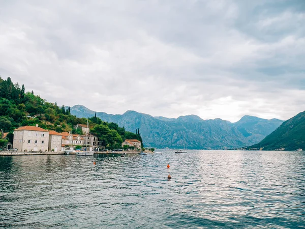 Eski şehir, Perast Kotor Koyu'ndaki, Karadağ kıyısında. İnci