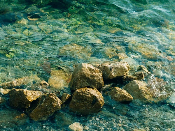Azuurblauwe zeewater in Montenegro — Stockfoto
