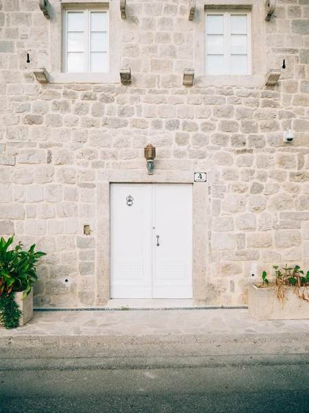 Oude witte deuren. Houtstructuur — Stockfoto