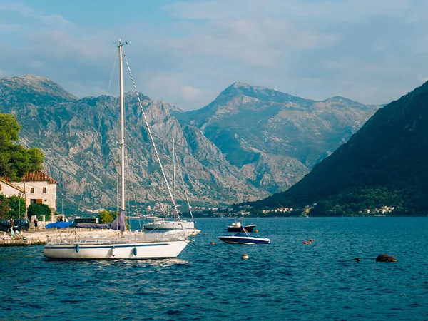 Veleiro na antiga cidade de Perast, na Baía de Kotor, Monteneg — Fotografia de Stock