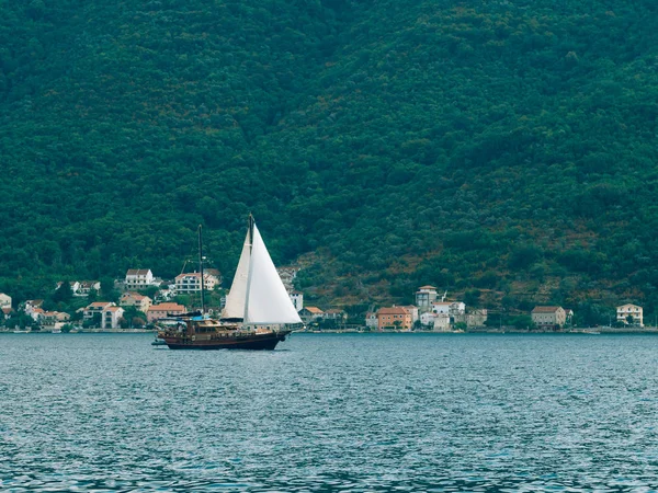 Nave a vela in legno. Montenegro, Baia di Kotor — Foto Stock