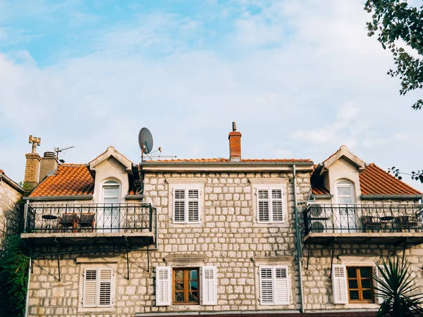 Dom z pomarańczowy dachówkami. Domy w Chorwacji i Monteneg — Zdjęcie stockowe