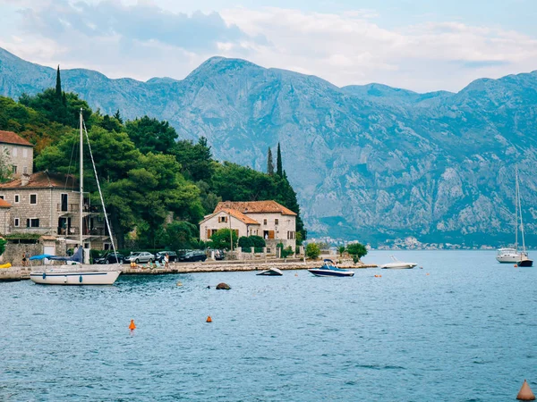 Velero en la antigua ciudad de Perast en la bahía de Kotor, Monteneg —  Fotos de Stock