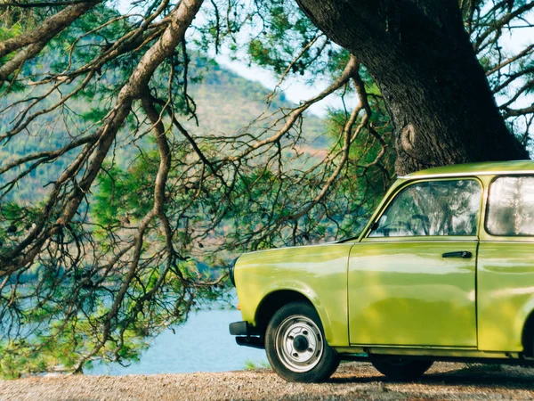 Perezoso coche retro yugoslavo — Foto de Stock