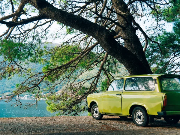 Perezoso coche retro yugoslavo — Foto de Stock