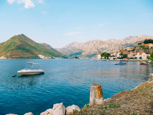 El casco antiguo de Perast en la orilla de la bahía de Kotor, Montenegro. Th —  Fotos de Stock