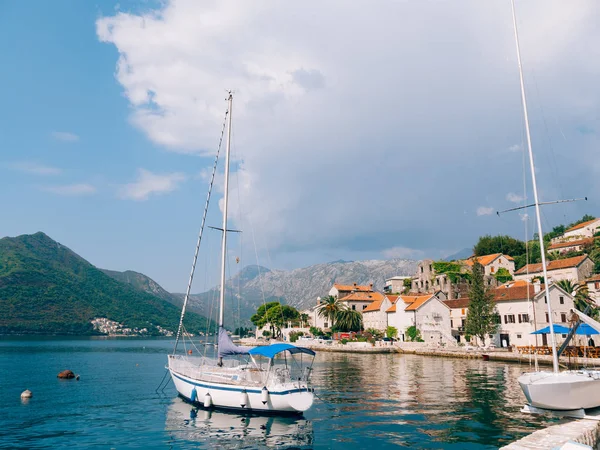 Barca a vela nell'antica città di Perast nella baia di Kotor, Monteneg — Foto Stock