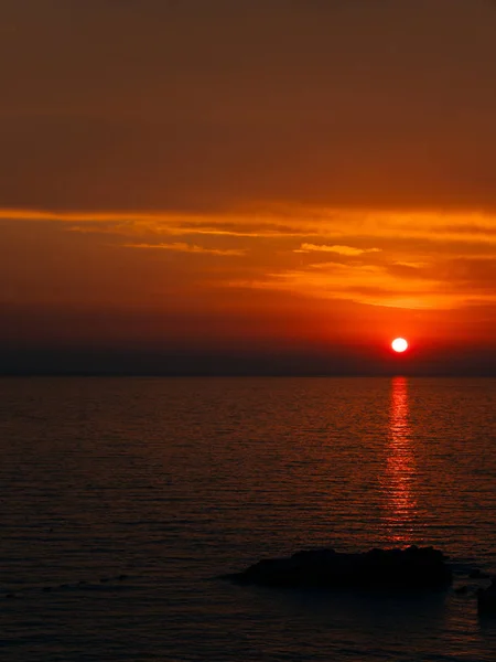 Coucher de soleil sur la mer. Coucher de soleil sur la mer Adriatique. Soleil pour s'asseoir — Photo