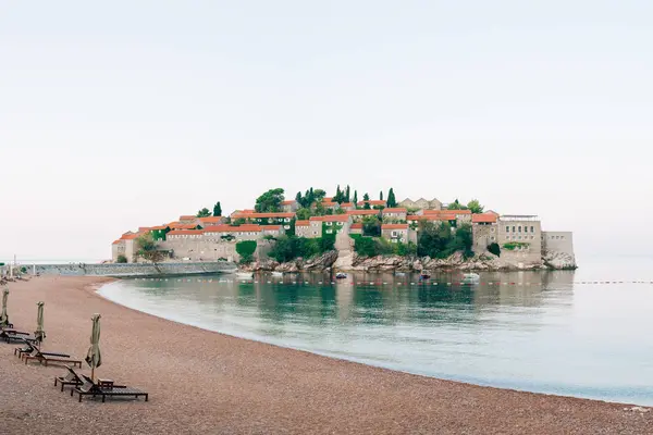 Ön av Sveti Stefan, närbild av ön på eftermiddagen. — Stockfoto