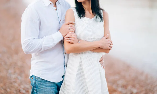 Brud- och brudgummen håller varandra i handen — Stockfoto