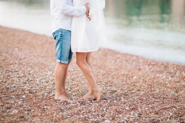 Brud- och brudgummen håller varandra i handen — Stockfoto