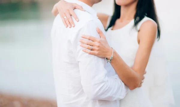 De bruid is knuffelen de bruidegom — Stockfoto