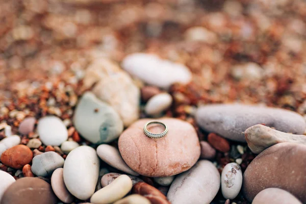 Anillos de boda en los guijarros de playa. Joyería de boda. Boda de mar —  Fotos de Stock