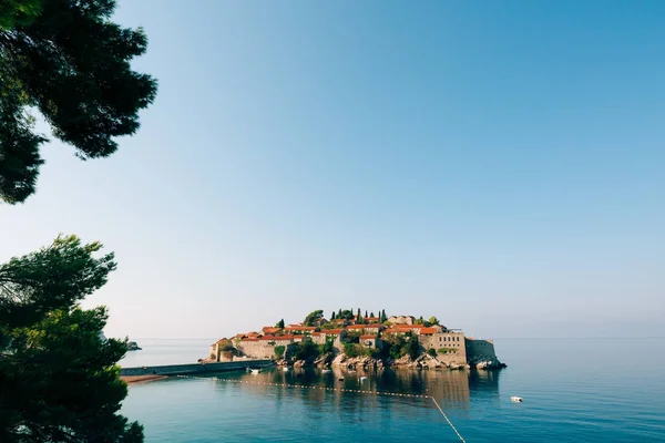 Isla de Sveti Stefan, primer plano de la isla por la tarde . — Foto de Stock