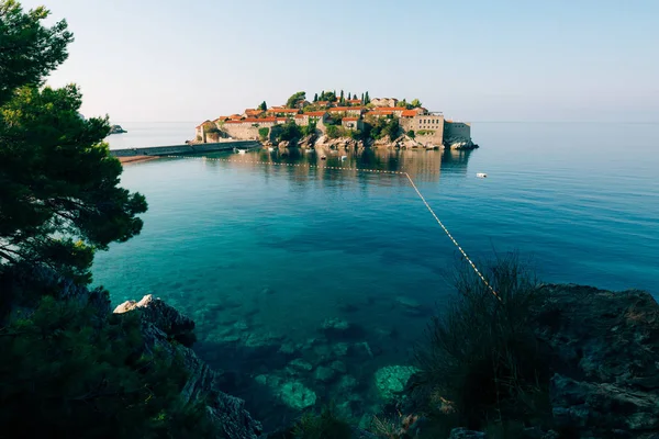 Isla de Sveti Stefan, primer plano de la isla por la tarde . — Foto de Stock