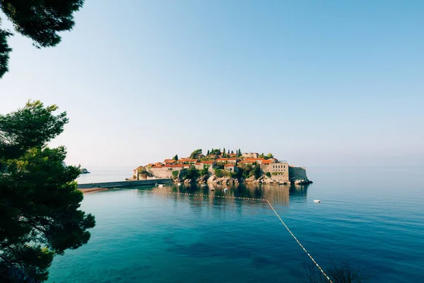 Ilha de Sveti Stefan, close-up da ilha à tarde . — Fotografia de Stock