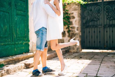 Gelin ve damat el ele tutuşuyorlar.